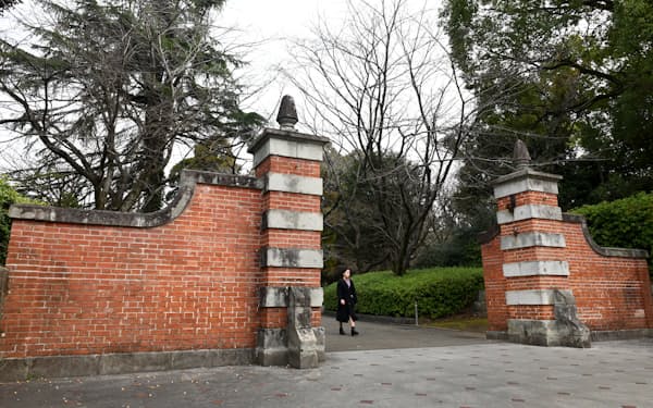 熊本大学の「赤門」（熊本市）