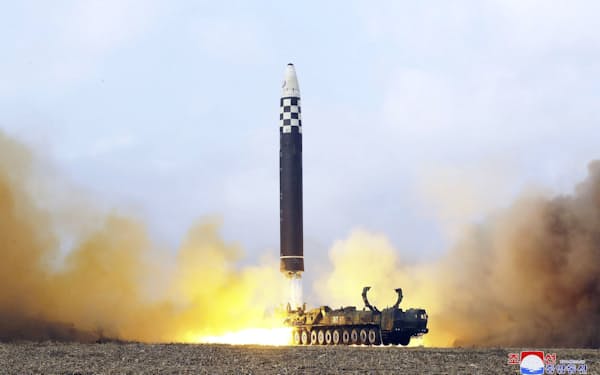新型大陸間弾道ミサイル（ICBM）「火星17」の発射実験＝18日、平壌国際空港（朝鮮通信＝共同）