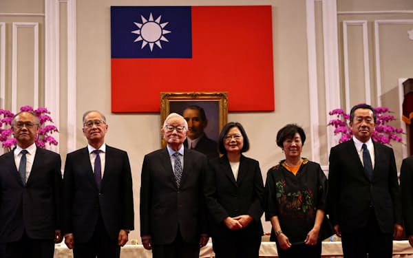 10月に台北で蔡英文・台湾総統（右から3人目）と記者会見に臨んだTSMC創業者の張忠謀氏（左から3人目）=ロイター