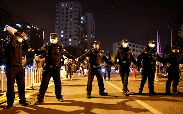 抗議活動に対応するため出動した警官隊（27日、北京）＝ロイター
