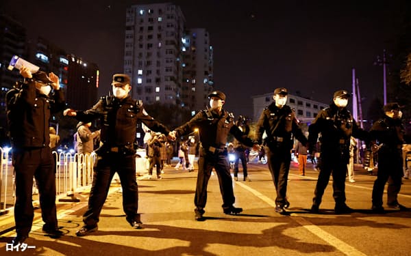 抗議活動に対応するため出動した警官隊(27日、北京)=ロイター