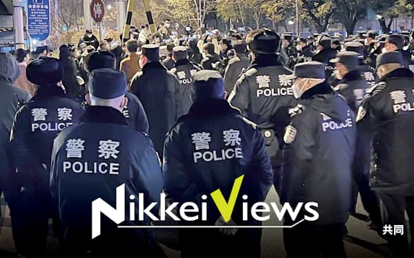 「ゼロコロナ」政策への抗議活動を警戒する大量の警官ら（11月、北京）＝共同