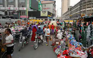 新興国の経済成長になかなか火がつかない(ナイジェリア・ラゴスで買い物をする人々)=ロイター 新興国の経済成長になかなか火がつかない(ナイジェリア・ラゴスで買い物をする人々)=ロイター