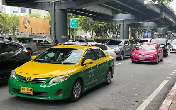 物価の高騰は交通インフラにも影響を及ぼしている（11月、バンコク中心部を走るタクシー）
