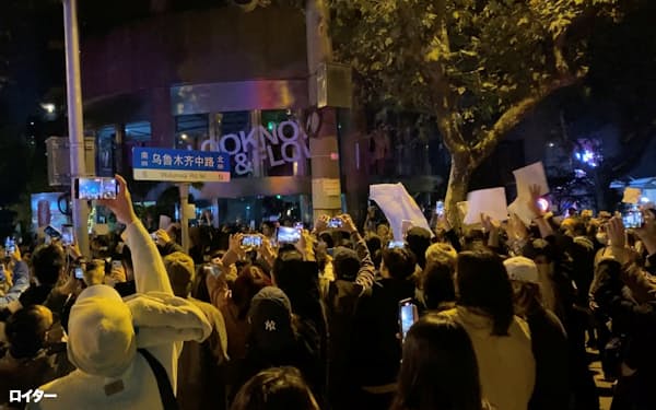 主要都市や若年層の失業率高止まりがゼロコロナ政策への抗議運動の背景になっている(27日、上海市)=ロイター