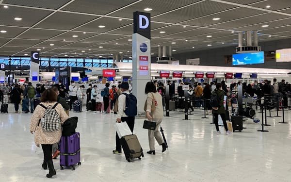 搭乗手続きの旅行客でにぎわう韓国の格安航空会社のカウンター（11月）