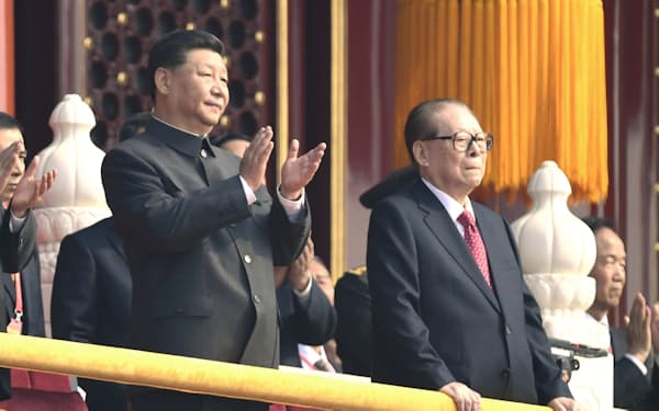 　2019年10月、中国建国70年の記念式典に臨む江沢民元国家主席。左は習近平国家主席＝北京（共同）