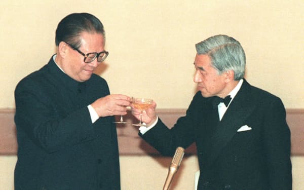 　1998年11月、来日し宮中晩さん会で天皇陛下（現上皇さま）と乾杯する中国の江沢民国家主席（宮殿・豊明殿）＝共同
