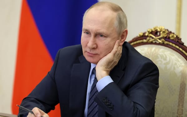 プーチン大統領はリベラル派の信認を失った（11月30日、モスクワでのオンライン会合）＝AP