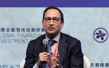 香港での金融界トップらの会合に登壇したブラックストーンのジョン・グレイ社長兼最高執行責任者(25年11月)=ロイター