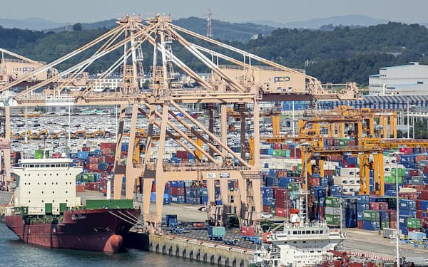 中国の生産活動低迷で韓国の輸出が落ち込んでいる（平沢港）