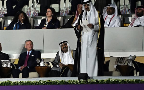 ２０日の開会式で、ワールドカップの開幕を宣言するカタールのタミム首長＝ロイター