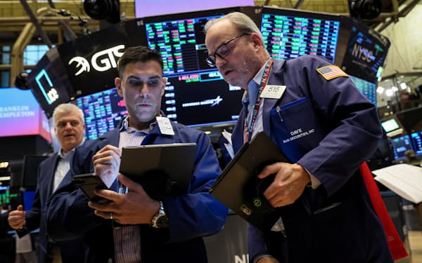 米株式相場は経済指標に一喜一憂の展開が続く（ニューヨーク証券取引所）＝ロイター
