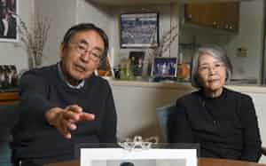 松本玲さんの父の邦夫さん(左)と母の和代さん(11月29日、兵庫県芦屋市)