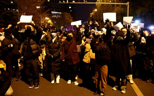 新型コロナに伴う行動制限に抗議するデモ参加者（11月27日、北京）＝ロイター