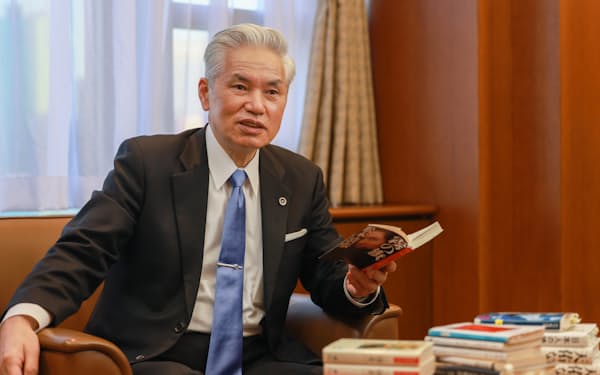 こばやし・もとじ　中央大学法学部卒業後、1981年に弁護士登録。東京青年会議所理事長や東京弁護士会会長を歴任した。2022年4月から現職。