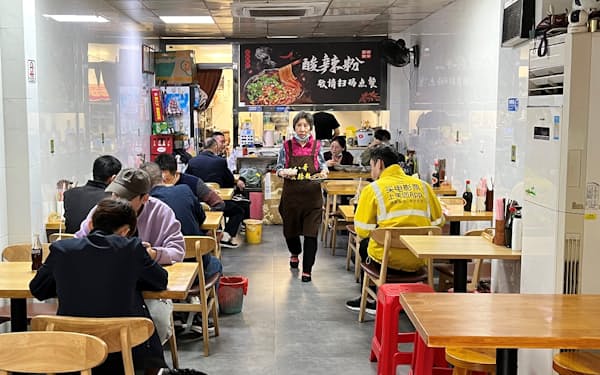 １日、広州市の中心部では店内飲食が再開した