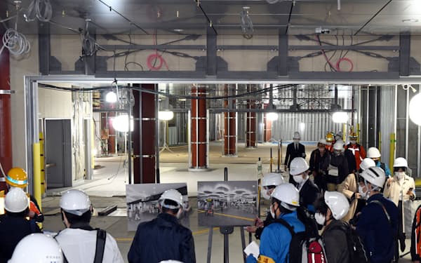 報道陣に公開された「うめきた２期」の地下で建設が進むＪＲ大阪駅の新改札口（1日、大阪市北区）