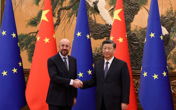１日、北京の人民大会堂で会談したＥＵのミシェル大統領（左）と中国の習近平国家主席＝ロイター