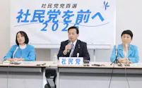 社民党党首選に立候補し、記者会見する(左から)大椿裕子氏、ラサール石井氏、福島瑞穂氏(4日、国会内)