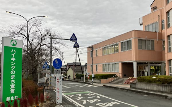 越生町は22年1~11月の犯罪率が埼玉県内の市区町村でワースト1位になった（右は町役場）