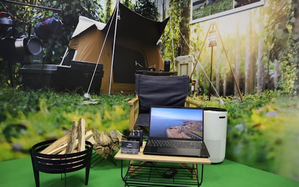 キャンプ用品売り場とパソコンを組み合わせて売るイメージ（東京都千代田区のインテル日本法人本社）