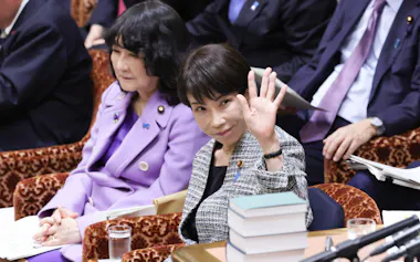 衆院予算委で答弁を求め手を挙げる高市首相(3日)