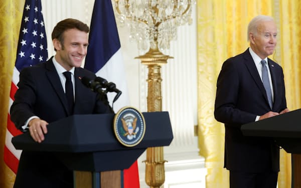 フランスのマクロン大統領㊧と米国のバイデン米大統領㊨は1日、共同記者会見を開いた（＝ロイター）
