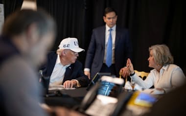 フロリダ州のにある邸宅マール・ア・ラーゴで2月28日、マルコ・ルビオ米国務長官(中央)とスーザン・ワイルズ米大統領首席補佐官(右)とイランへの軍事攻撃について話すトランプ米大統領=ロイター