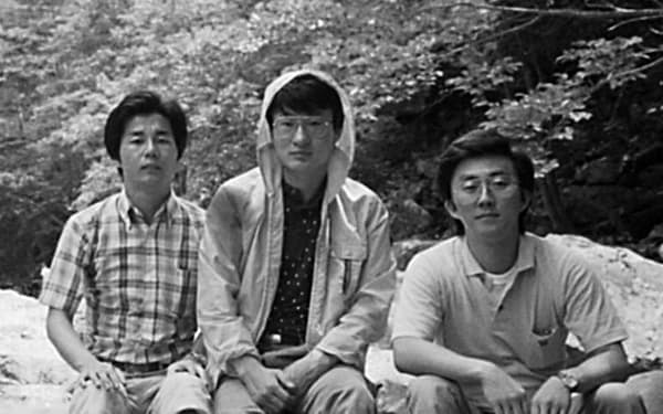1983年ごろ韓国人の知人２人と旅行先で（右が小笠原浩氏）