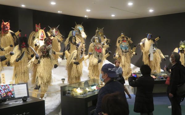 なまはげ館には150枚を超えるナマハゲの面が展示されている（秋田県男鹿市）