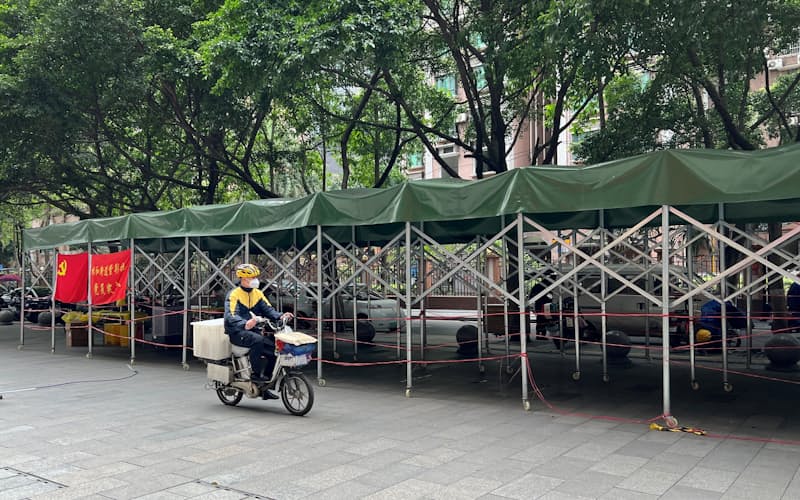 放置されたPCR検査所のテント(2日、広州市) 放置されたPCR検査所のテント(2日、広州市)