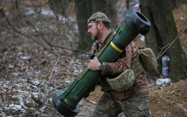 対戦車ミサイル「ジャベリン」を抱えるウクライナ兵＝ロイター