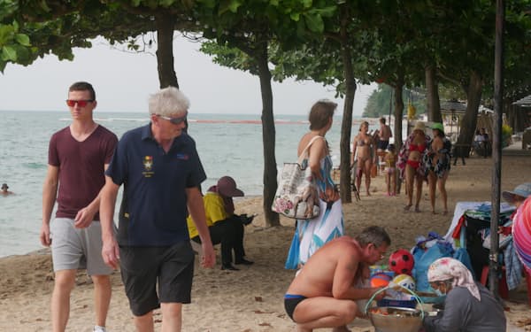 外国人観光客でにぎわうタイ東部パタヤのビーチ（１日）