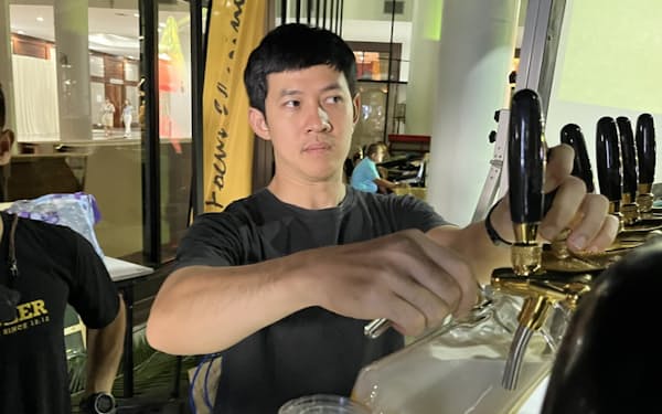 タイでもクラフトビールの人気は高まっている（11月25日、バンコク）
