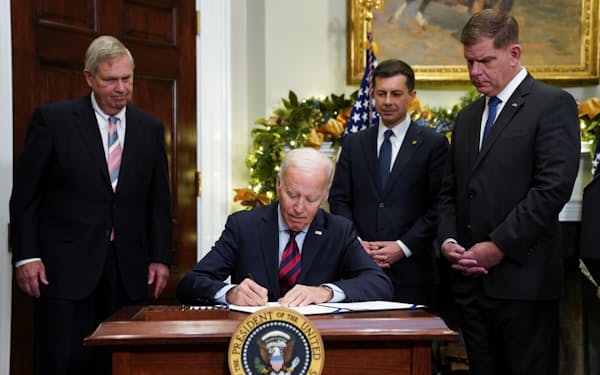 貨物鉄道のストライキ回避のため法案に署名するバイデン米大統領（12月、ホワイトハウス）＝ロイター