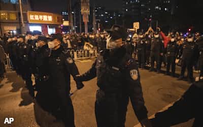 中国のゼロコロナ政策への抗議活動を規制する中国警察(11月27日、北京)=AP