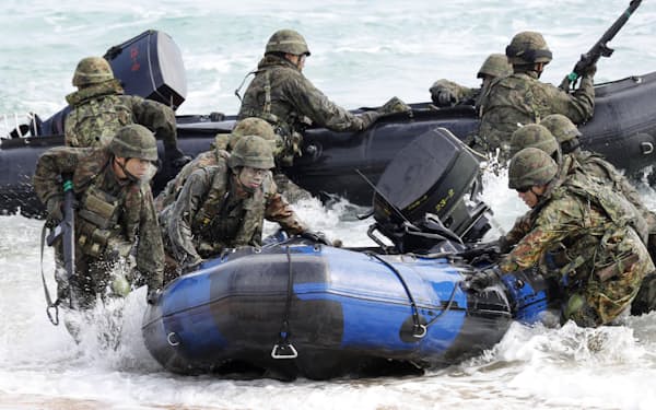 米軍との実動訓練を行う陸自の水陸機動団（2020年2月、沖縄県金武町の米軍ブルービーチ訓練場）