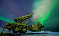 パトリオットミサイルを搭載した米軍の発射機(22年、米西部アラスカ州)=ロイター