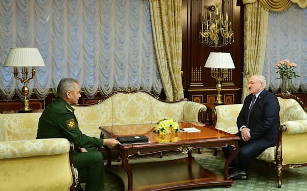３日、ミンスクでロシアのショイグ国防相㊧と会談するベラルーシのルカシェンコ大統領＝AP