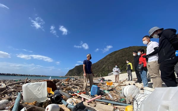 関西経済同友会のメンバーらが海ごみの回収を体験した（2022年９月、長崎県対馬市）