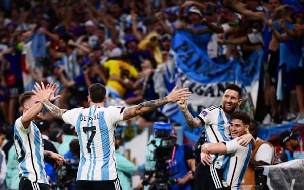 アルゼンチン2点目となるゴールを決め、メッシ（右から2人目）と喜ぶアルバレス㊨＝目良友樹撮影