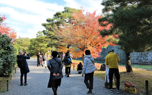 二条城を訪れる観光客ら（2日、京都市）