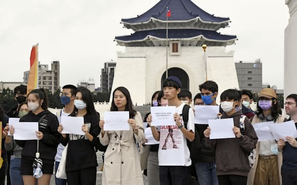 台北市で開催された集会で、抗議の白紙を掲げる参加者ら＝4日（共同）