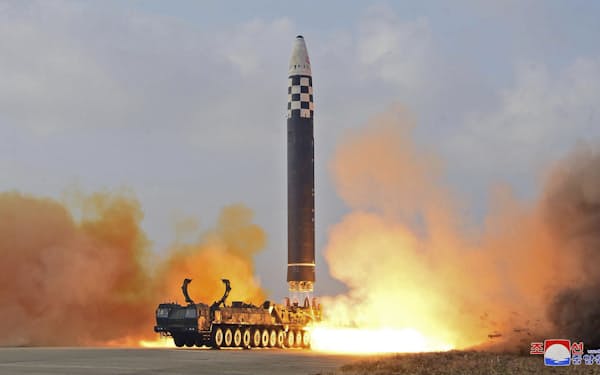 北朝鮮による大陸間弾道ミサイル（ICBM）「火星17」の発射実験（朝鮮通信＝共同）