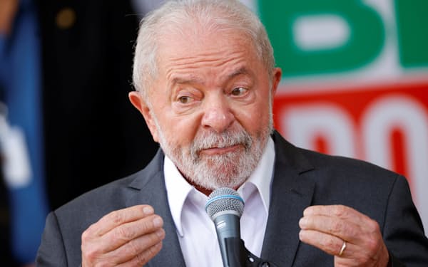 記者会見するルラ次期大統領（2日、ブラジリア）=ロイター