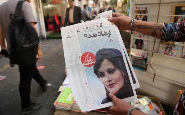 拘束された女性の死亡を報じるイランの新聞（9月、テヘラン）＝ゲッティ共同