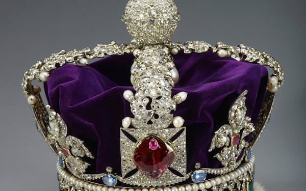 チャールズ国王の戴冠式で使用される「聖エドワード王冠」＝英王室提供・ロイター