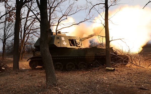 ウクライナ東部ドネツク州バフムト近郊で砲撃するウクライナ軍(3日)＝ロイター