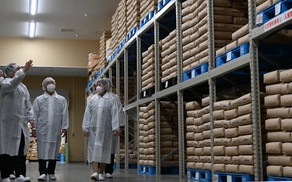 米粉の製粉工場を視察する（前列右から）小池知事、花角知事ら（11月、新潟県胎内市）